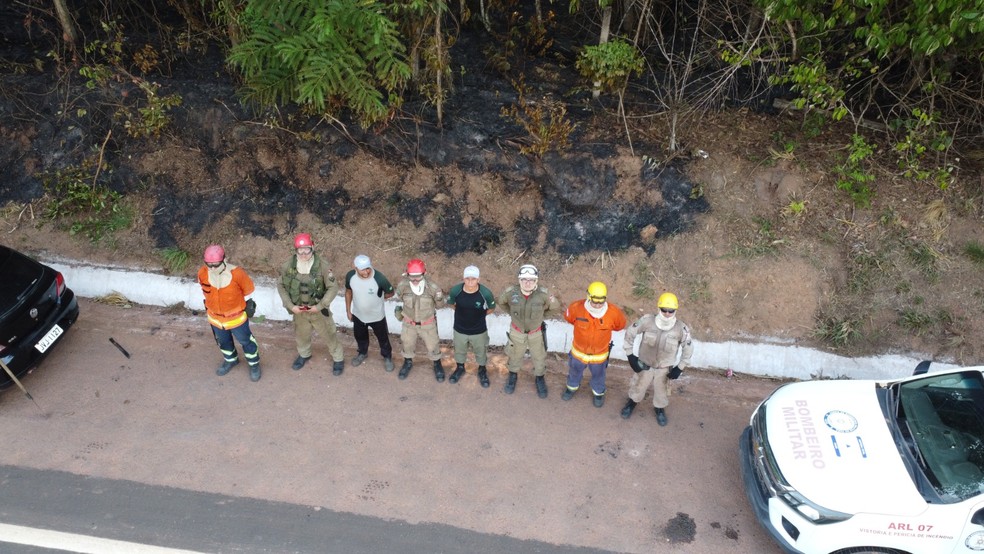 Militares e agentes da Defesa Civil de Rurópolis unem esforços para combater incêndios florestais — Foto: Defesa Civil de Rurópolis / Divulgação