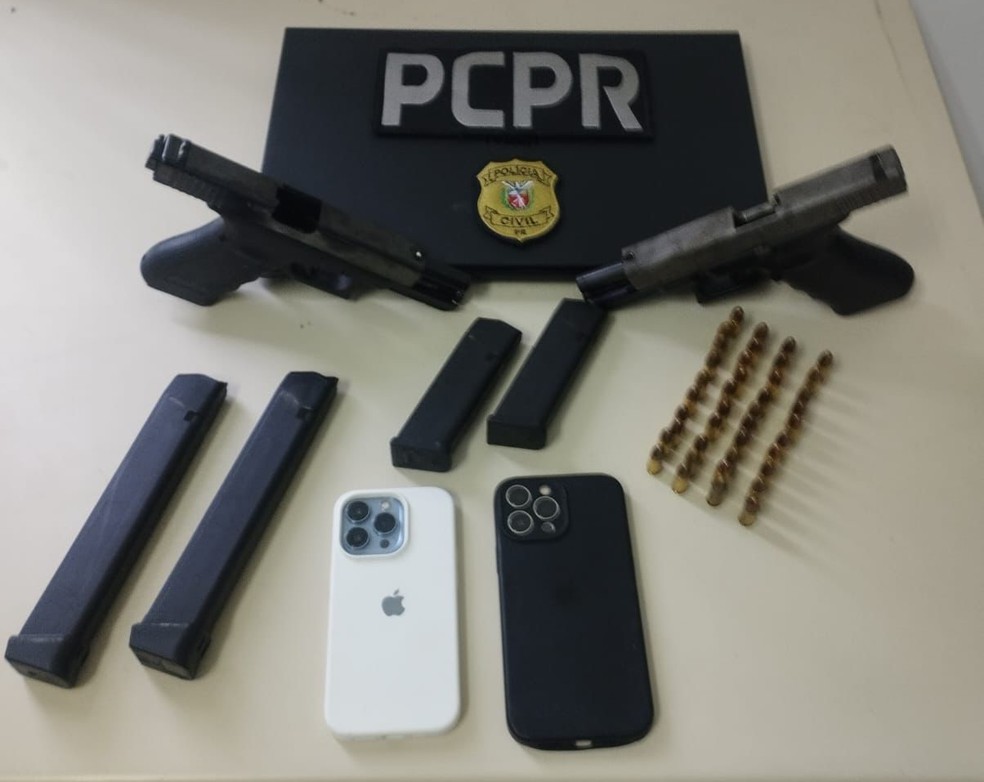 Operação apreendeu armas, calibres, carregadores e celulares — Foto: Polícia Civil