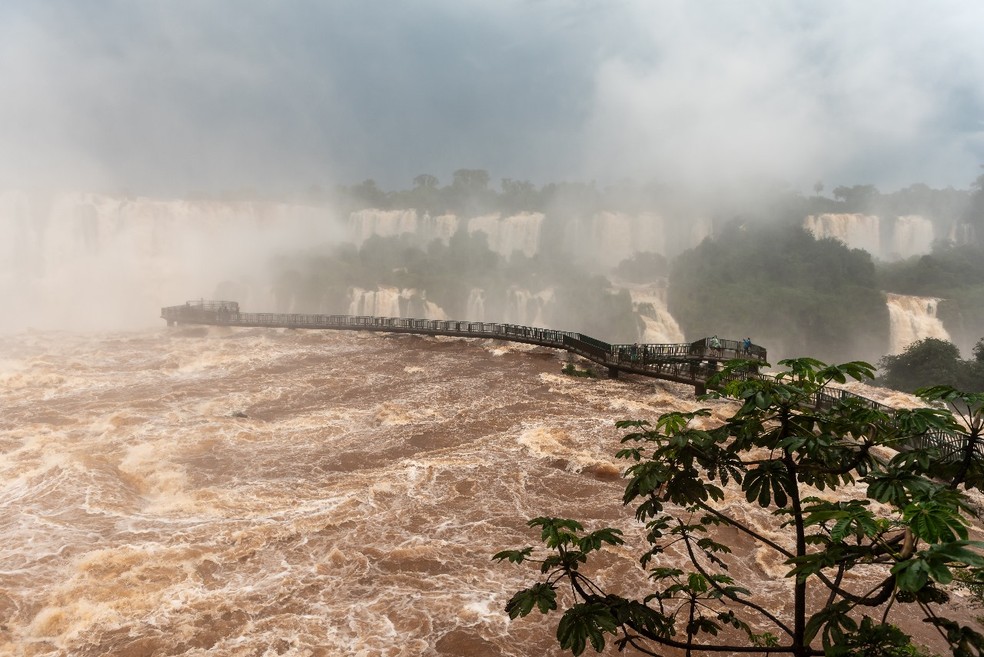 Passarela próxima às quedas das Cataratas do Iguaçu é liberada; fluxo permanece acima da média — Foto: Urbia Cataratas/ divulgação