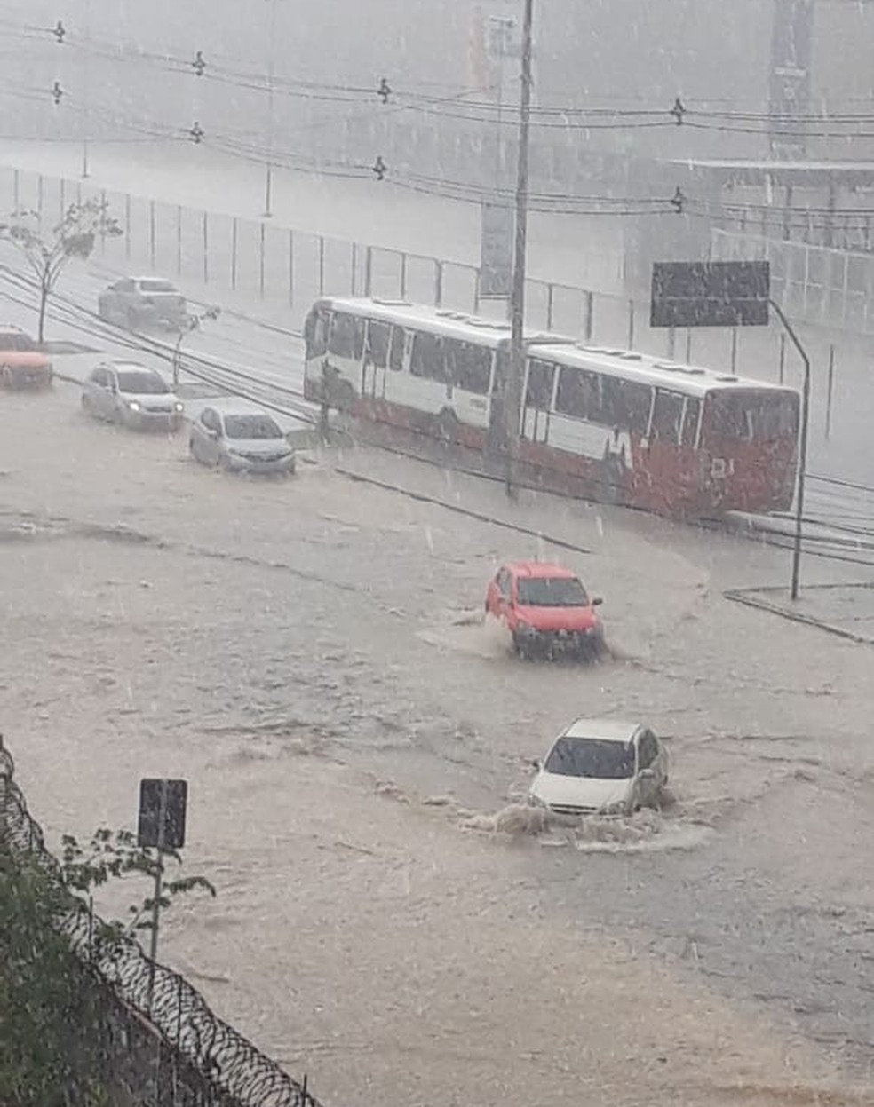 Forte chuva em Manaus causa alagamentos em avenidas e queda de muro de  escola | Amazonas | G1