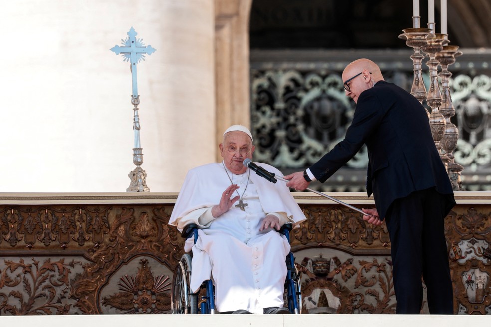 Papa Francisco fala ao público pela primeira vez desde que voltou ao Vaticano do hospital, em 6 de abril de 2025. — Foto: Remo Casilli/ Reuters