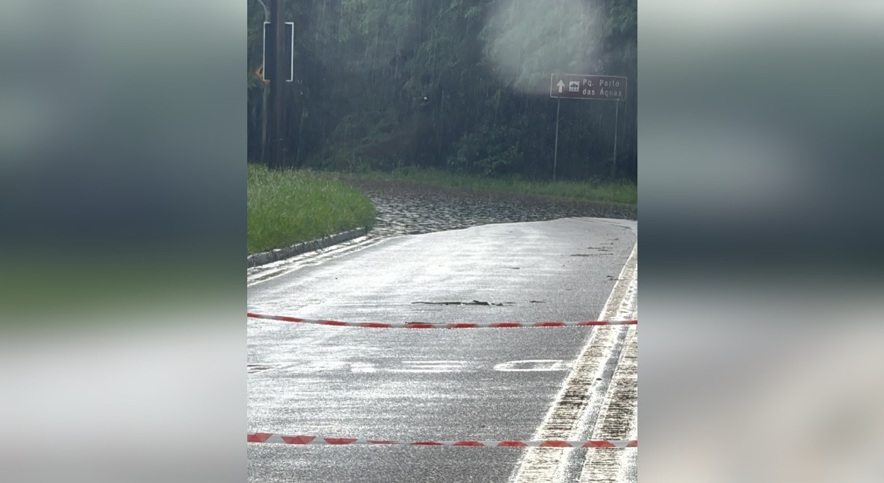 Chuva forte causa interdição da Avenida 15 de Agosto em Sorocaba 