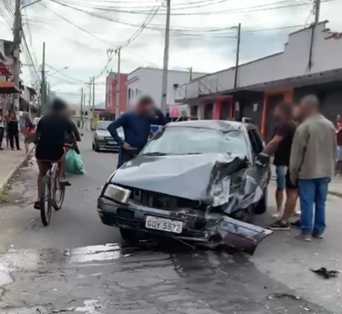 Acidente entre carro e moto deixa um homem morto e outro ferido em Resende