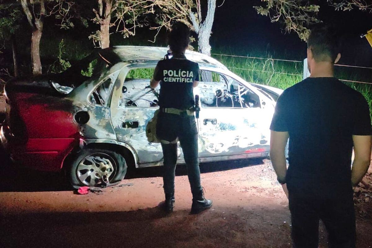 Corpo carbonizado é encontrado dentro de carro em chamas em estrada rural de Rio Brilhante