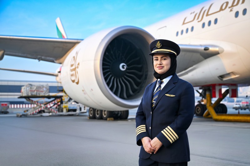 Pela primeira vez, Emirates promove duas pilotos dos Emirados Árabes a comandantes de aeronaves