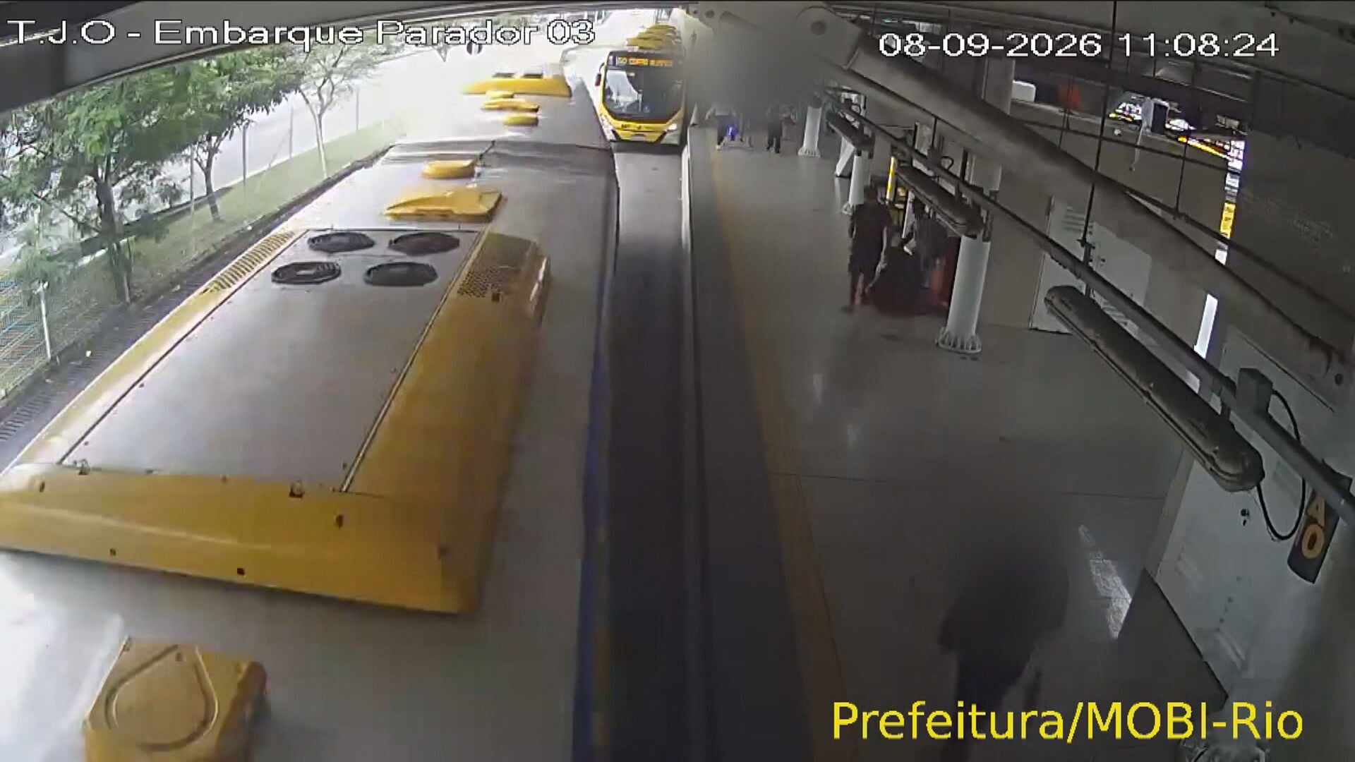 VÍDEO: homens são presos após furtarem mangueira de incêndio de terminal do BRT na Barra