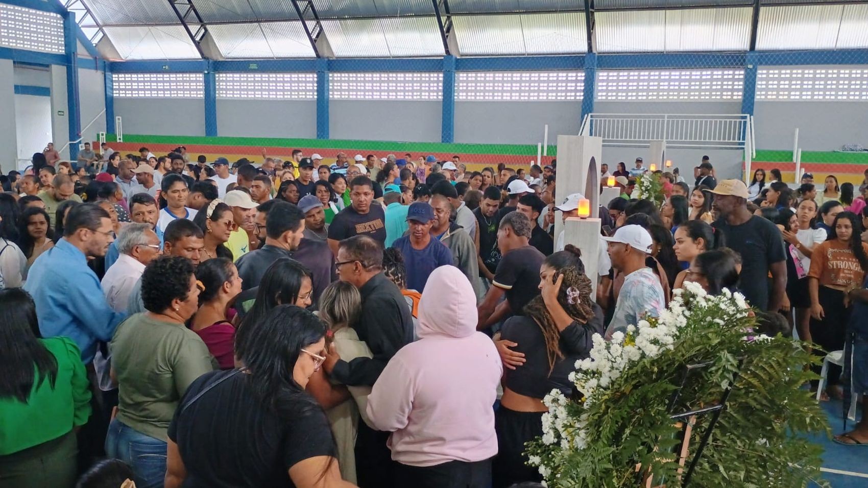 Familiares e amigos se despedem de vítimas de acidente na BR-235 em Areia Branca