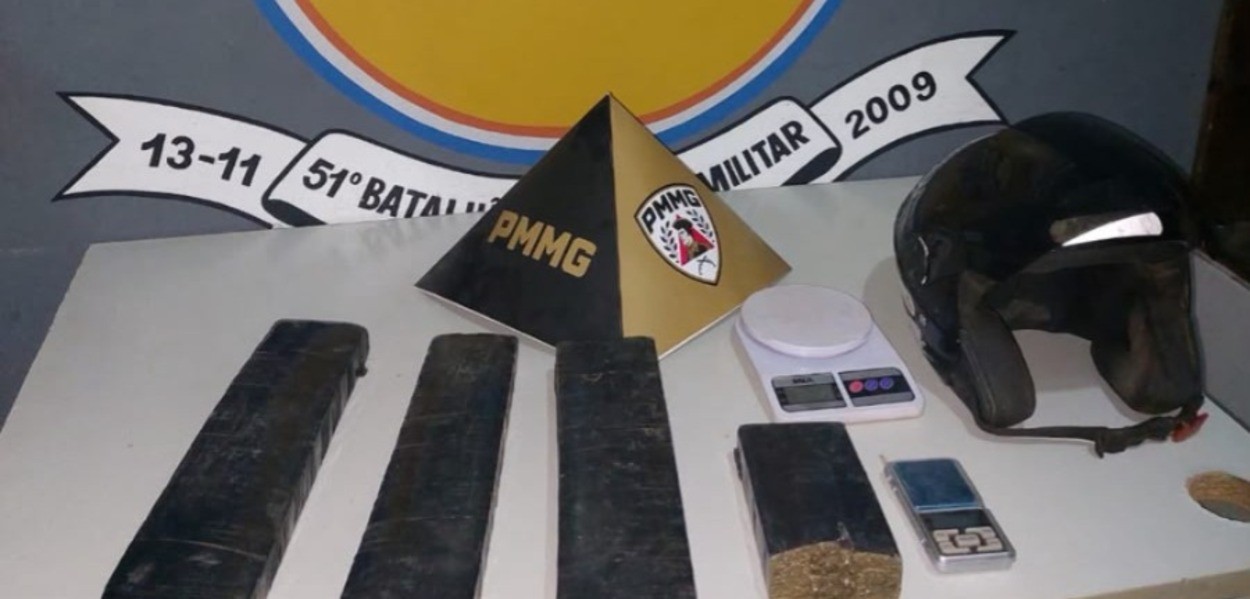 Durante buscas por assaltantes, PM recupera moto roubada e apreende barras de maconha em Janaúba