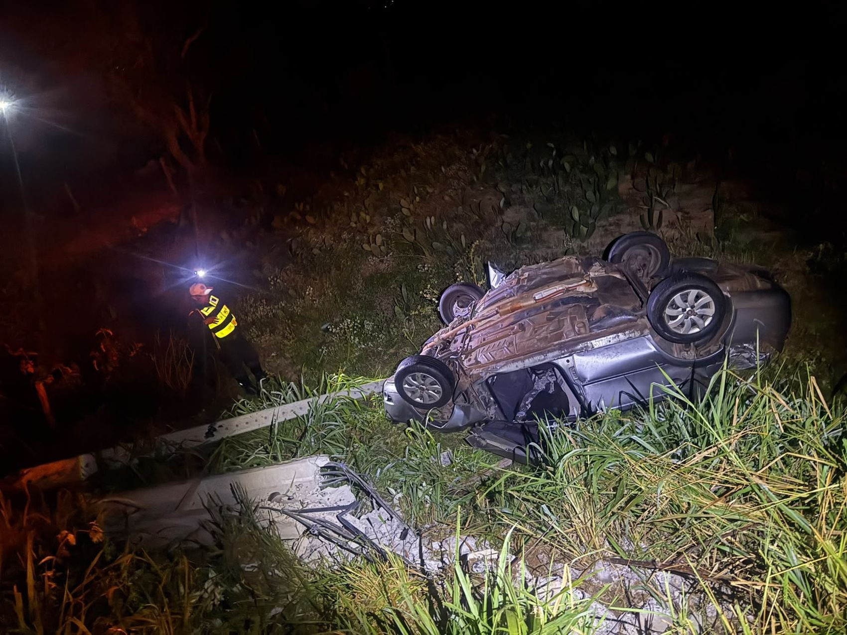 Homem morre após carro bater em poste e capotar na SE-170 em Graccho Cardoso