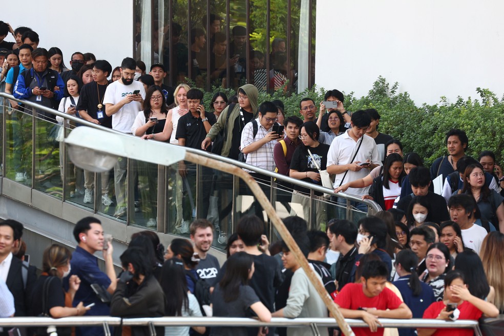 Pessoas evacuadas no Centro de Bankok, capital da Tailândia, após tremores cuasados por terremoto em Myanmar — Foto: Reuters