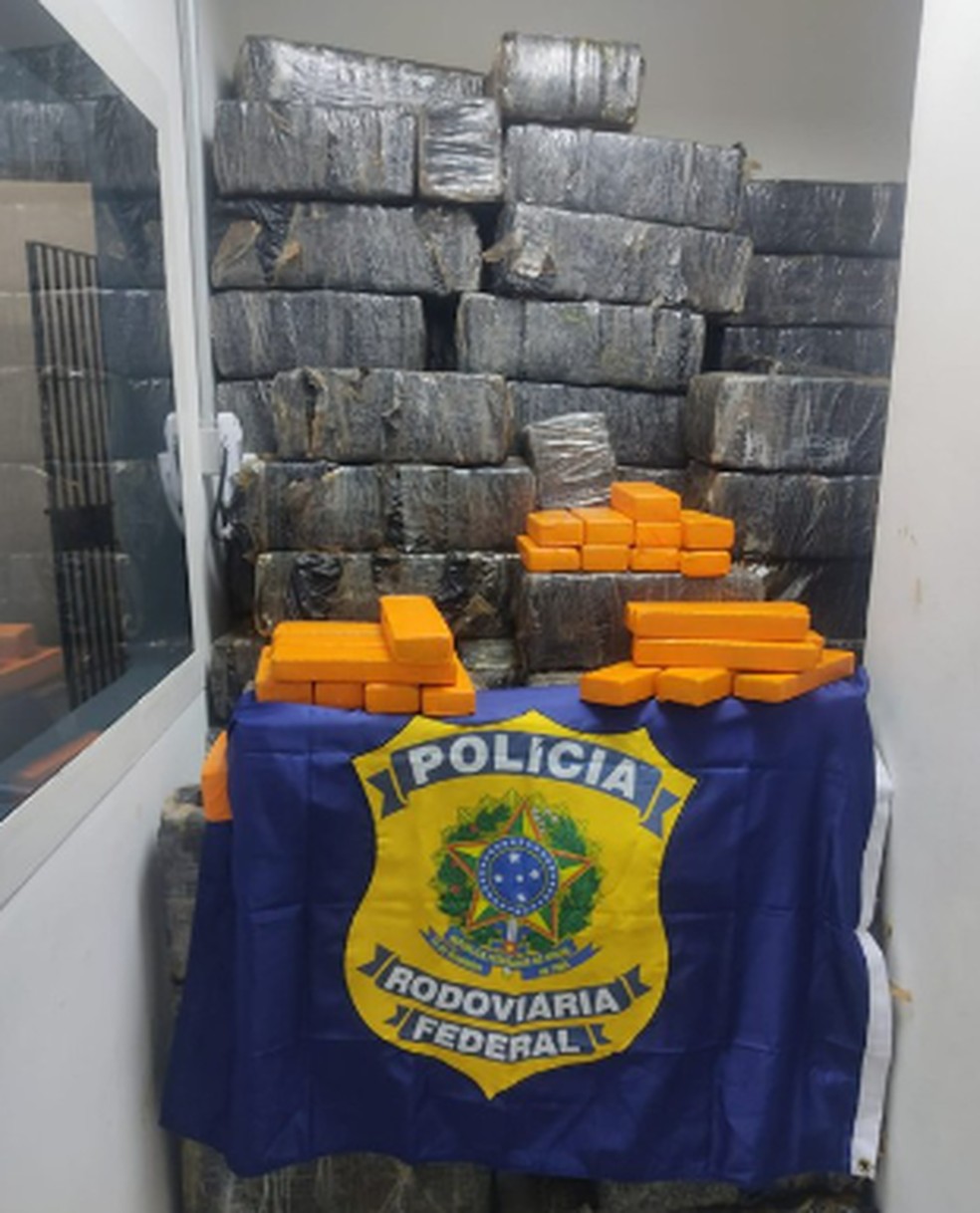Agentes da PRF apreenderam 3 toneladas de maconha na Via Dutra — Foto: Divulgação