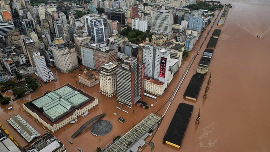 Guaíba sobe mais, e Porto Alegre emite alerta de 'inundação extrema' - Foto: (Renan Mattos/Reuters)