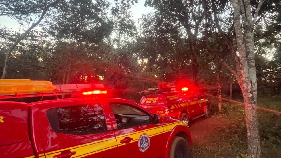 Viaturas do Corpo de Bombeiros de Uberl&acirc;ndia na Cachoeira Bom Jardim &mdash; Foto: Corpo de Bombeiros/Divulga&ccedil;&atilde;o