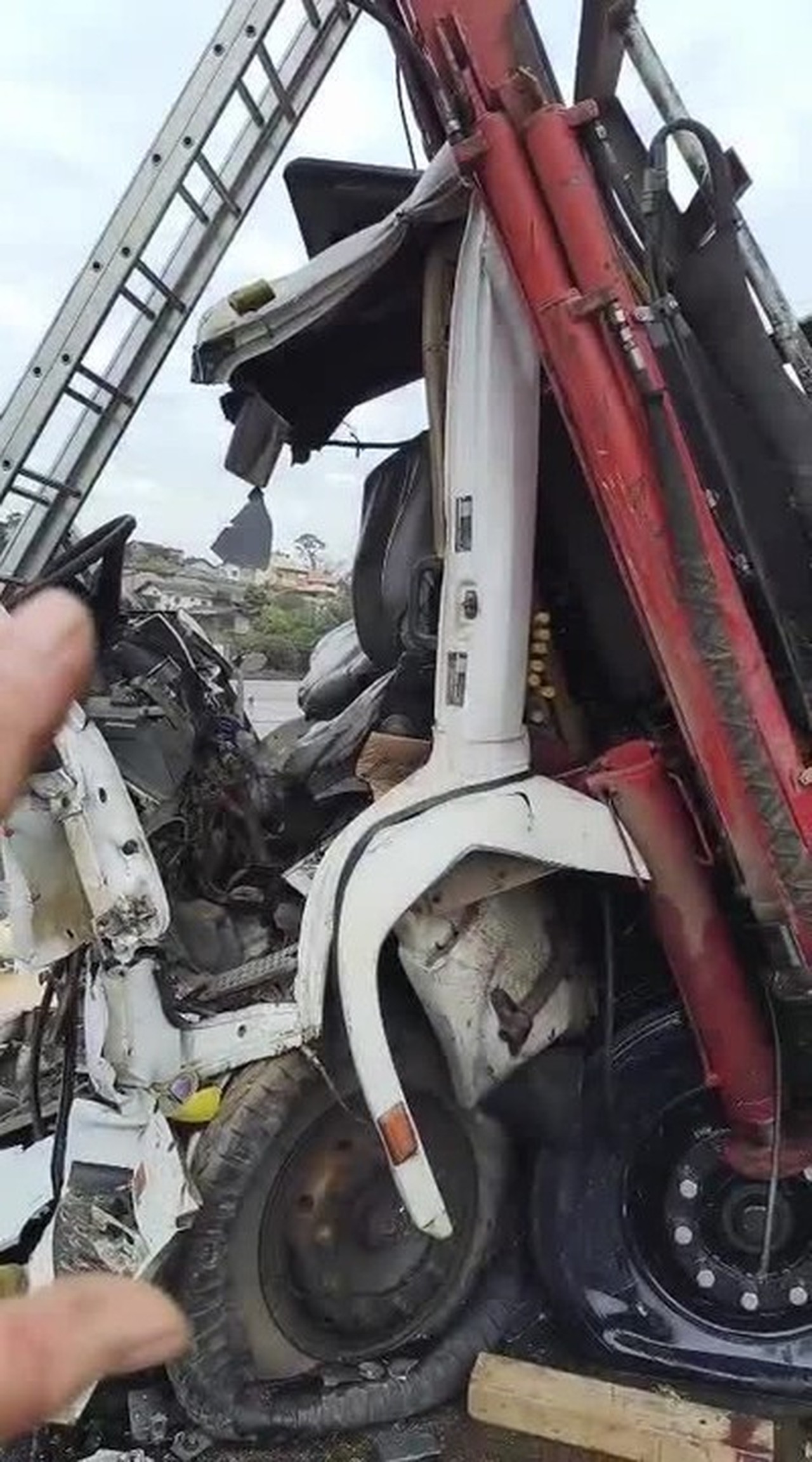 Acidente entre três caminhões e caminhonete bloqueia BR-470 em SC