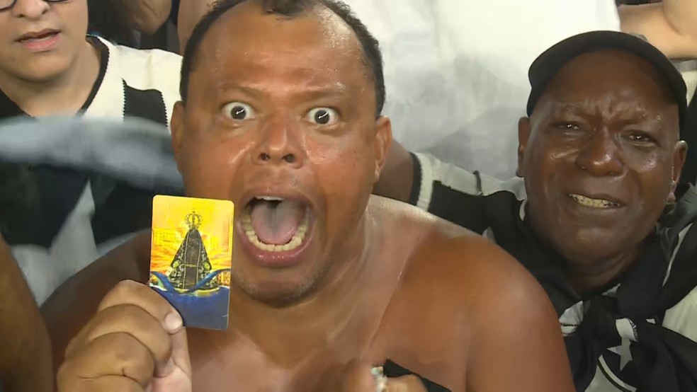 'É tempo de Botafogo', celebrou torcedor — Foto: Reprodução/TV Globo
