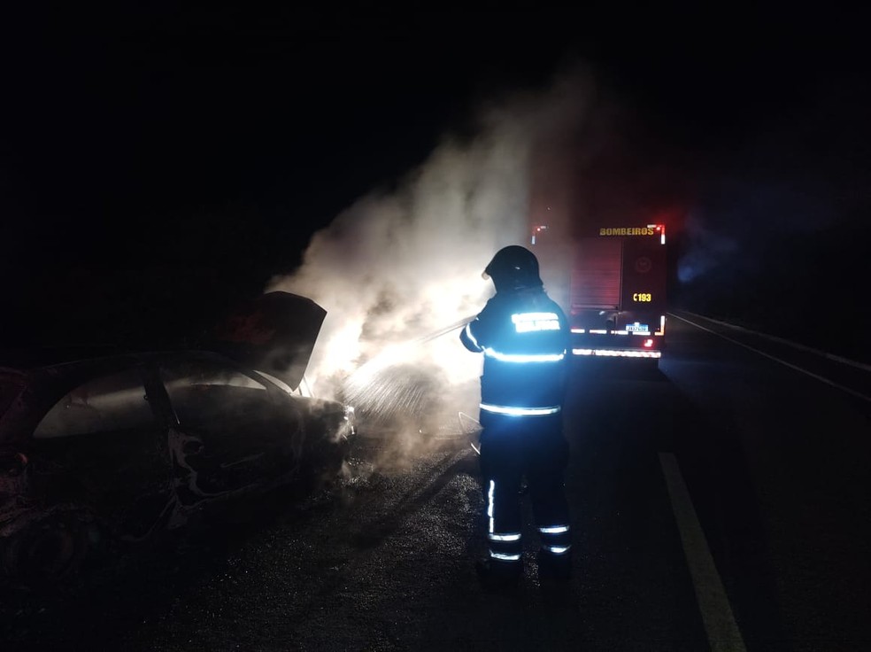 Fogo destruiu carro: ao lado dele havia uma pessoa morta, segundo polícia — Foto: Divulgação