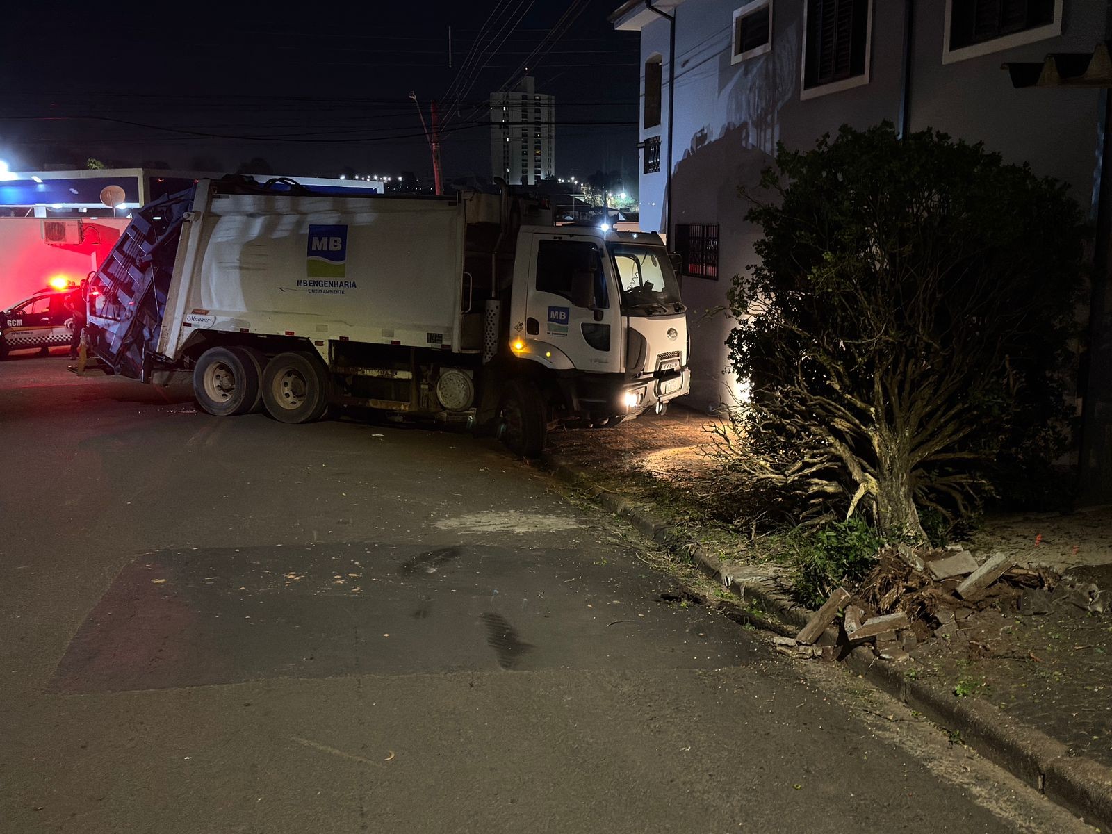 Após acidente com caminhão de empresa, moradores de Rio das Pedras ficam sem coleta de lixo
