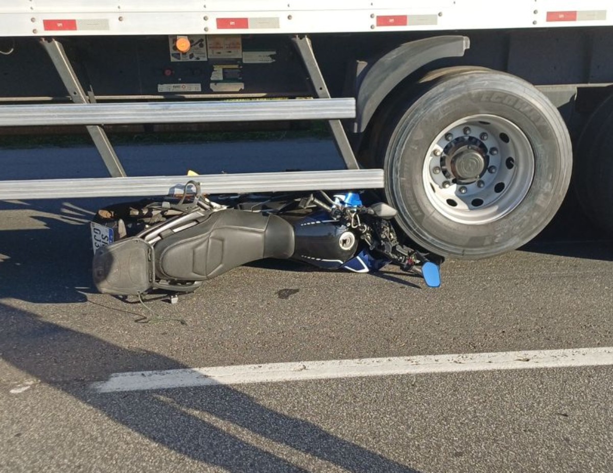 Motociclista fica ferido após bater em carreta na Via Dutra, em Resende