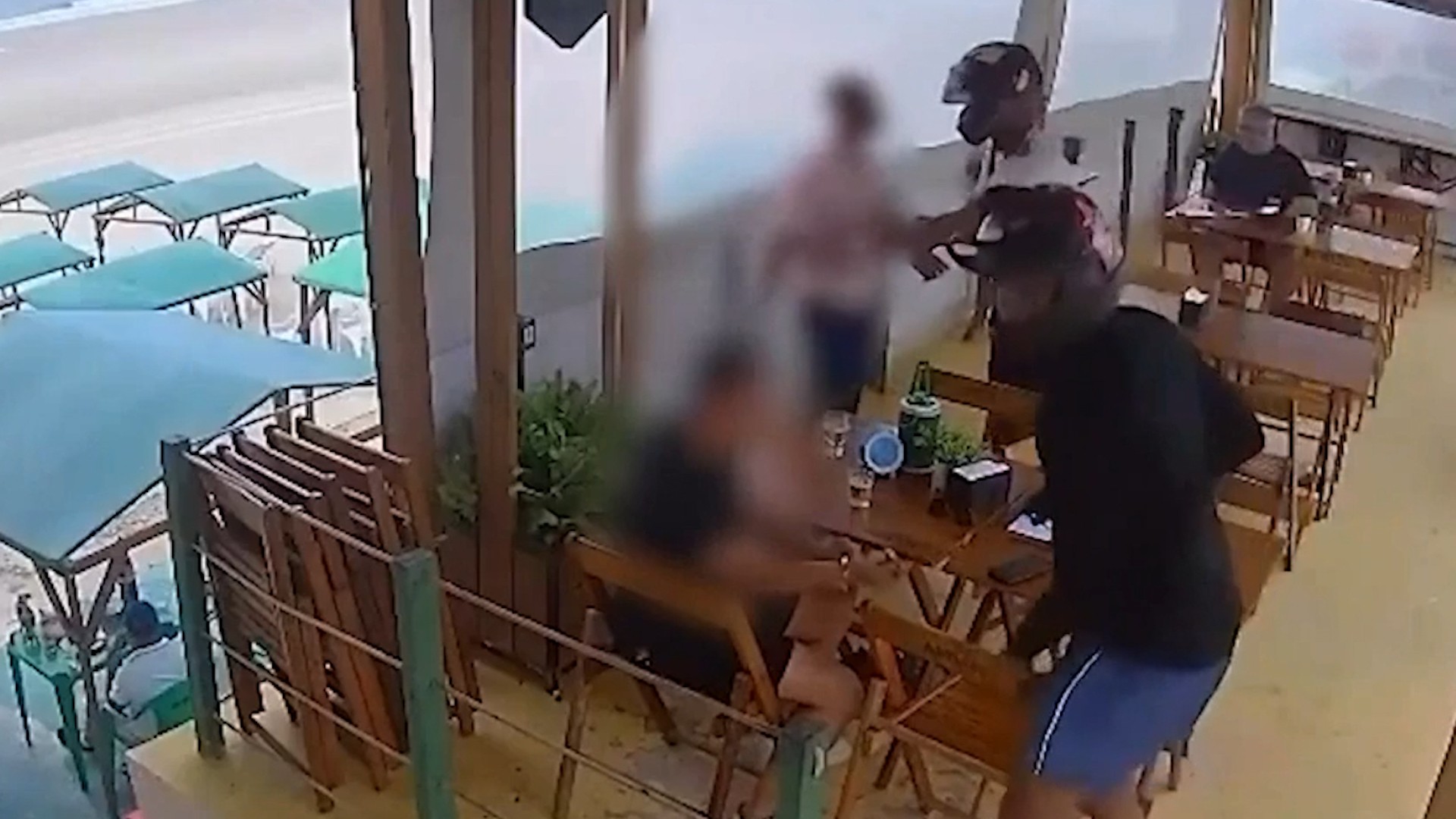 VÍDEO: Clientes são assaltados dentro de bar na Avenida Litorânea, em São Luís