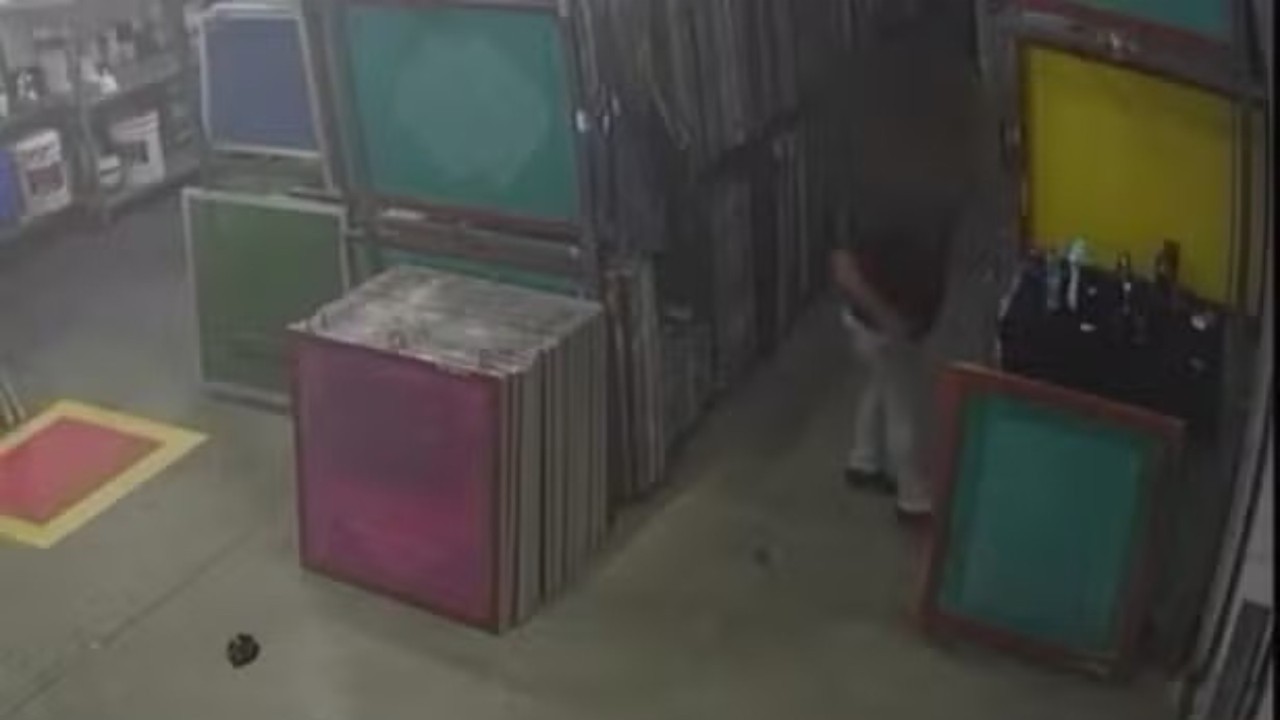 Vídeo mostra quando mulher coloca solvente em água de colega de trabalho, diz polícia