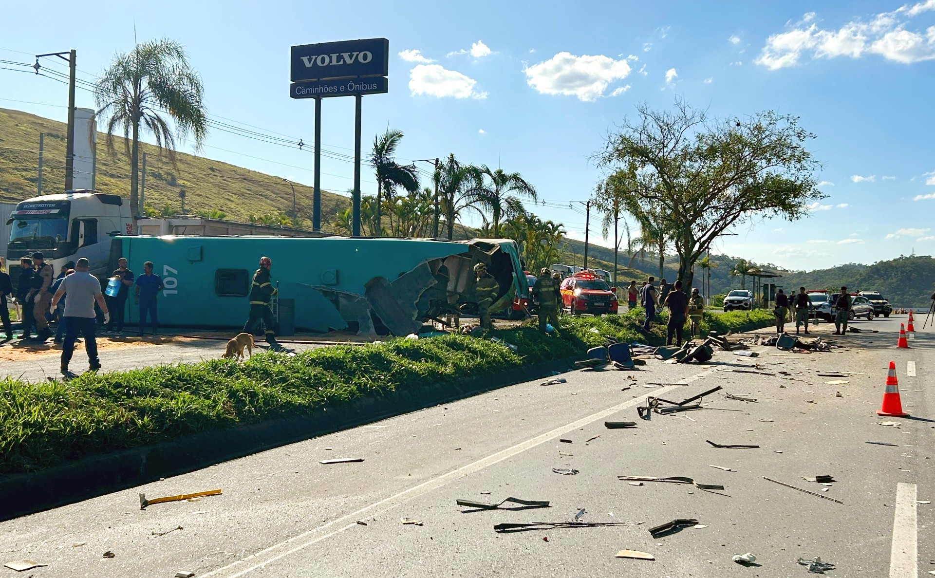 Veja vídeo de acidente entre ônibus que deixou 4 mortos e 31 feridos na BR-040, em Juiz de Fora