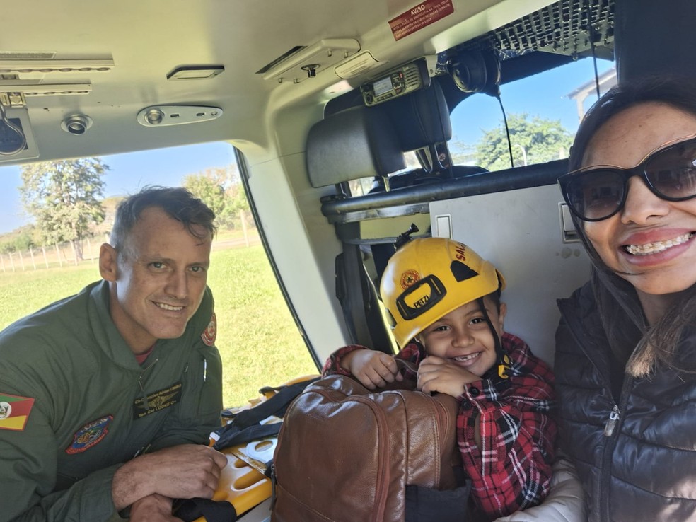 Luciana Borba e o filho Davi aps o resgate pelos Bombeiros — Foto: Arquivo Pessoal/Reproduo