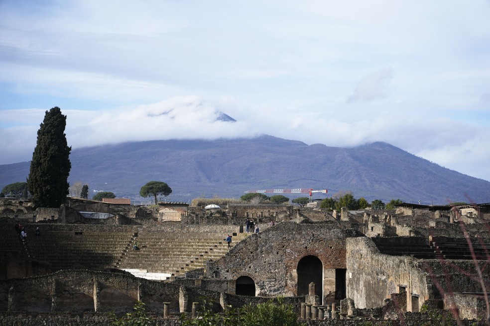 Cidade de Pompeia é vista em primeiro plano com o Monte Vesúvio atrás. — Foto: Gregorio Borgia/AP