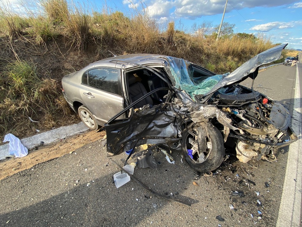Carro vinha com cinco pessoas, ficou destruído, mas ninguém se machucou com gravidade — Foto: Beto Silva/TV Paraíba