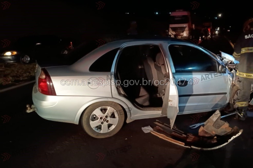 Batida entre utilitário e carro deixou feridos na SP-294, em Flórida Paulista (SP) — Foto: Artesp/Reprodução