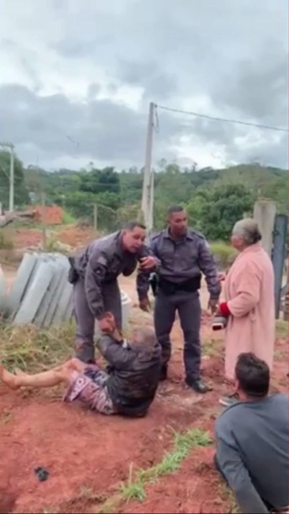 PMs agredindo idosa e homem rendido em Igaratá, SP - PM Thiago ao lado esquerdo e PM Kléber do lado direito da foto. — Foto: Reprodução