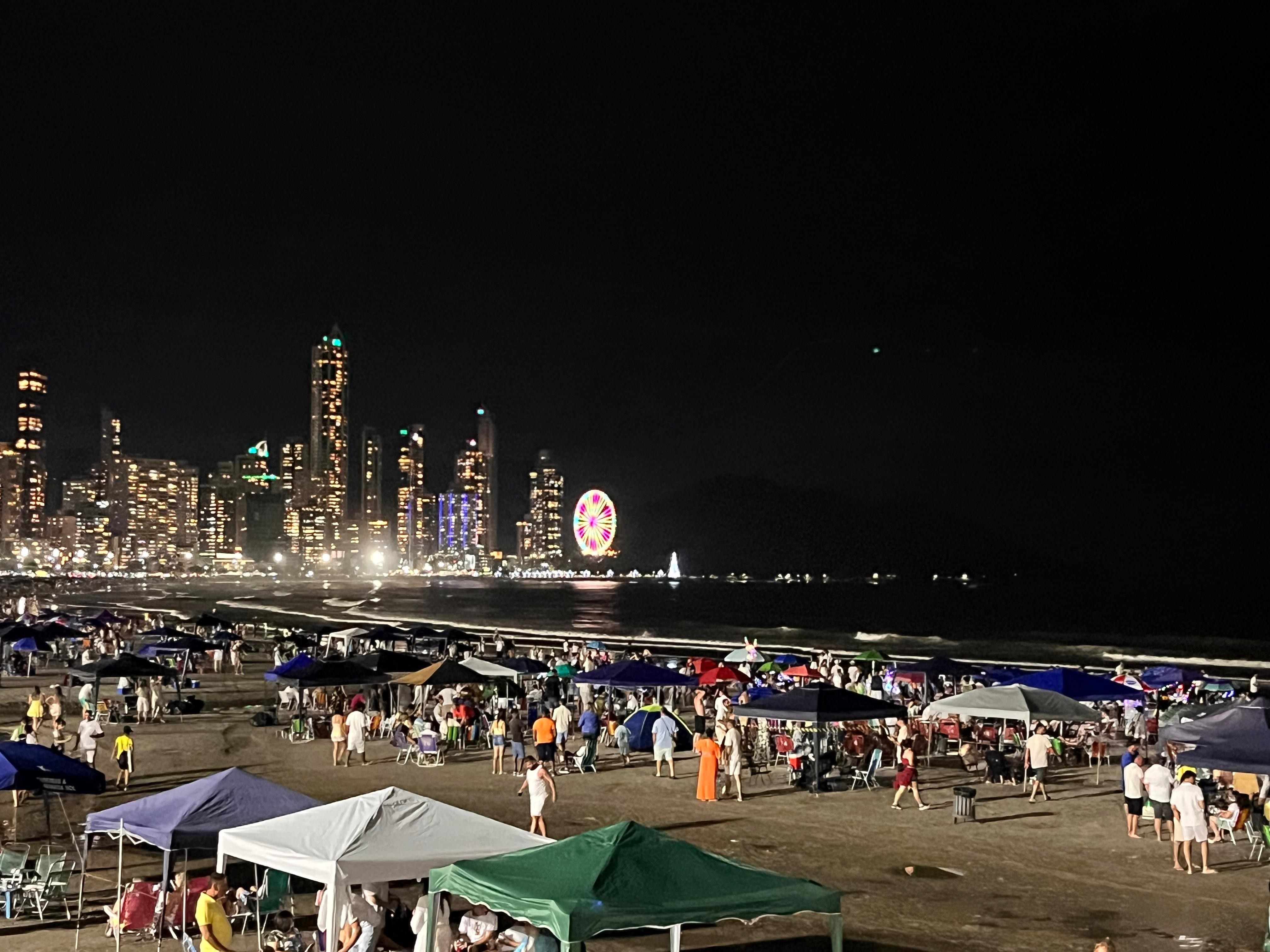Balneário Camboriú celebra 2026 com espetáculo no céu da Praia Central