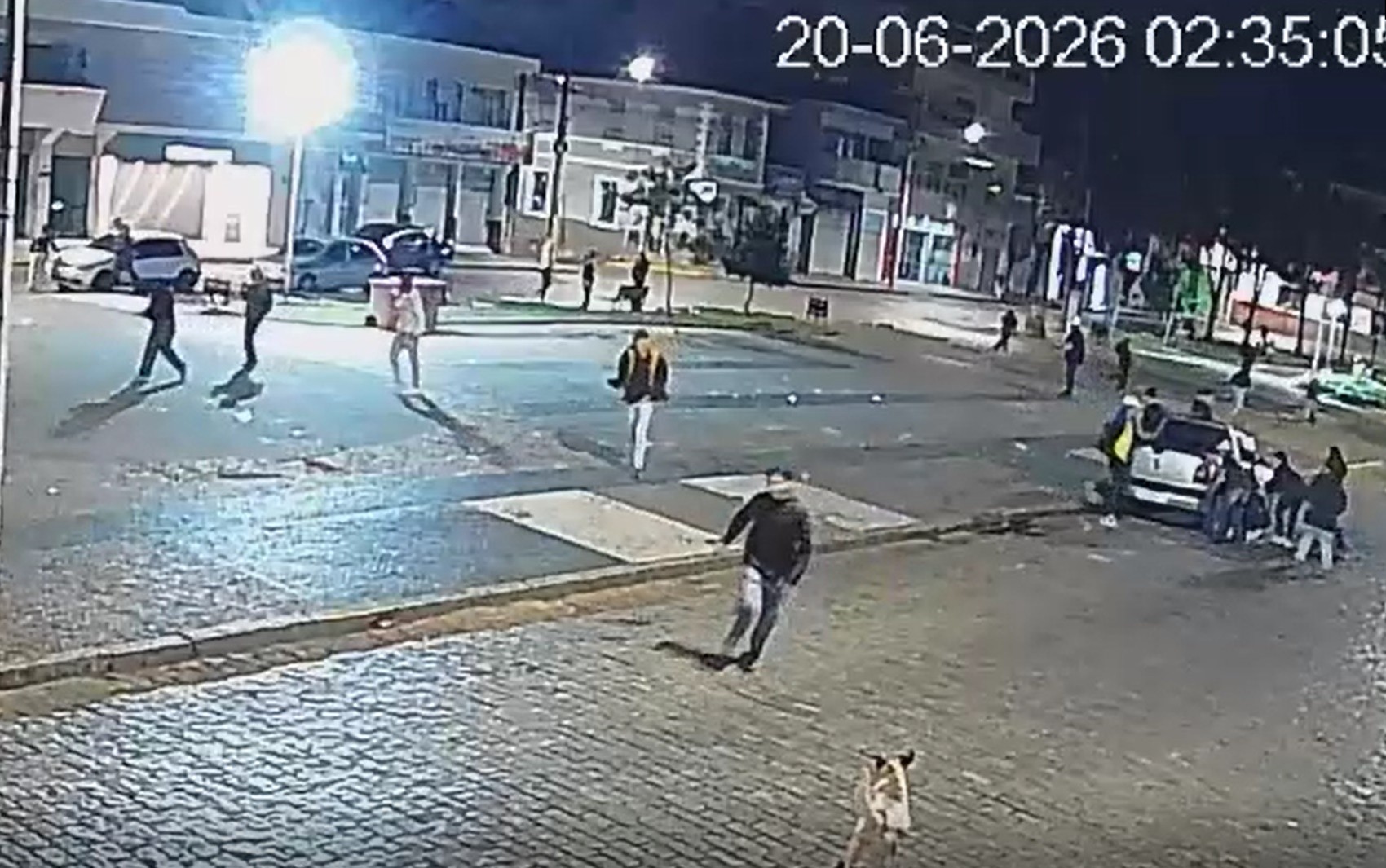 VÍDEO: Homem dispara tiros em praça central de Muzambinho e causa pânico durante a madrugada
