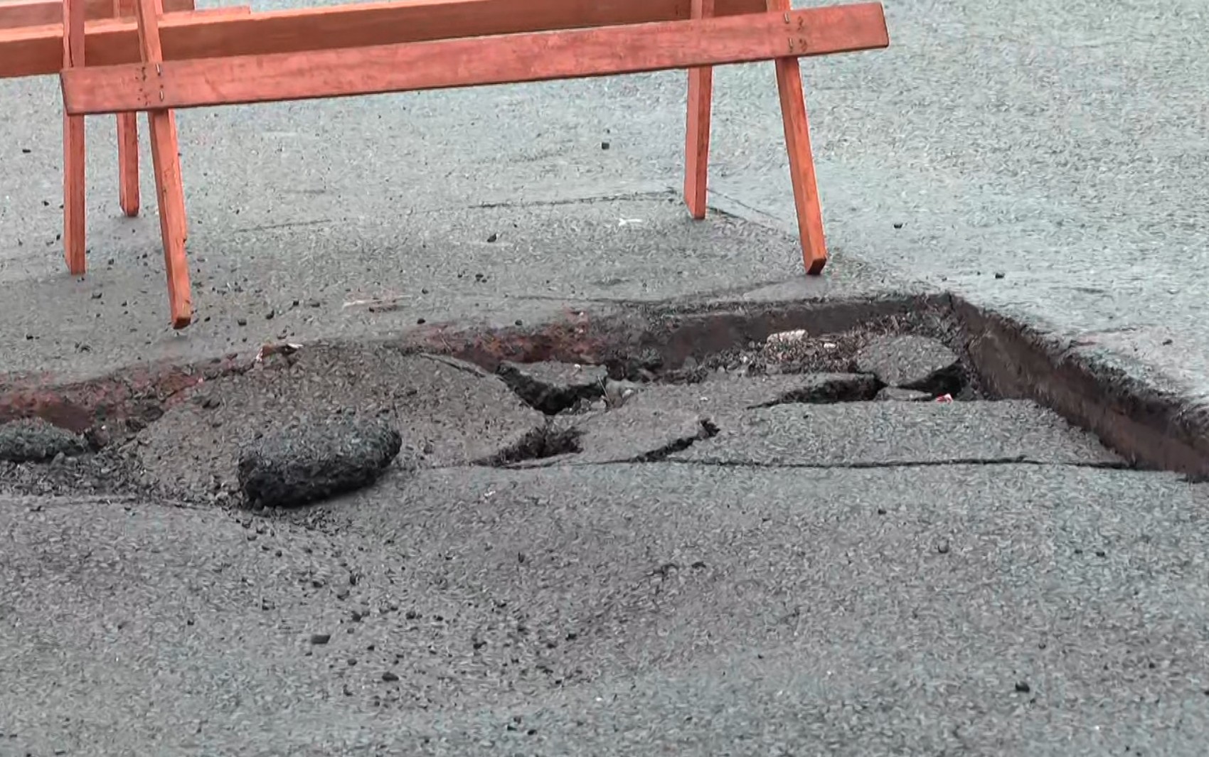 Atualização: Chuva faz asfalto ceder pela oitava vez no mesmo ponto da Avenida Independência, em Ribeirão Preto, SP
