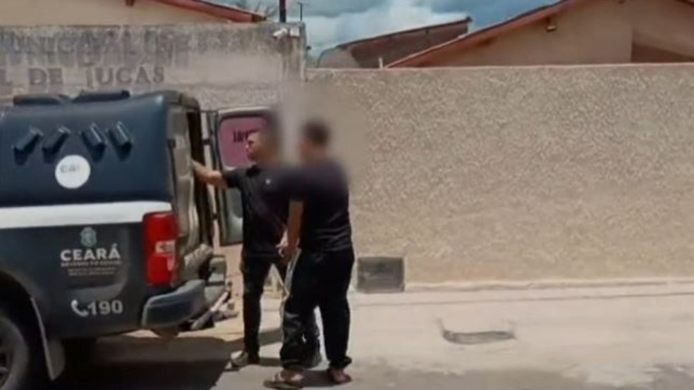 Carlos Alerrandro Adelino da Silva, de 18 anos, foi preso por suspeita de extorquir dinheiro de donos de provedores de internet no interior do Ceará. — Foto: Reprodução