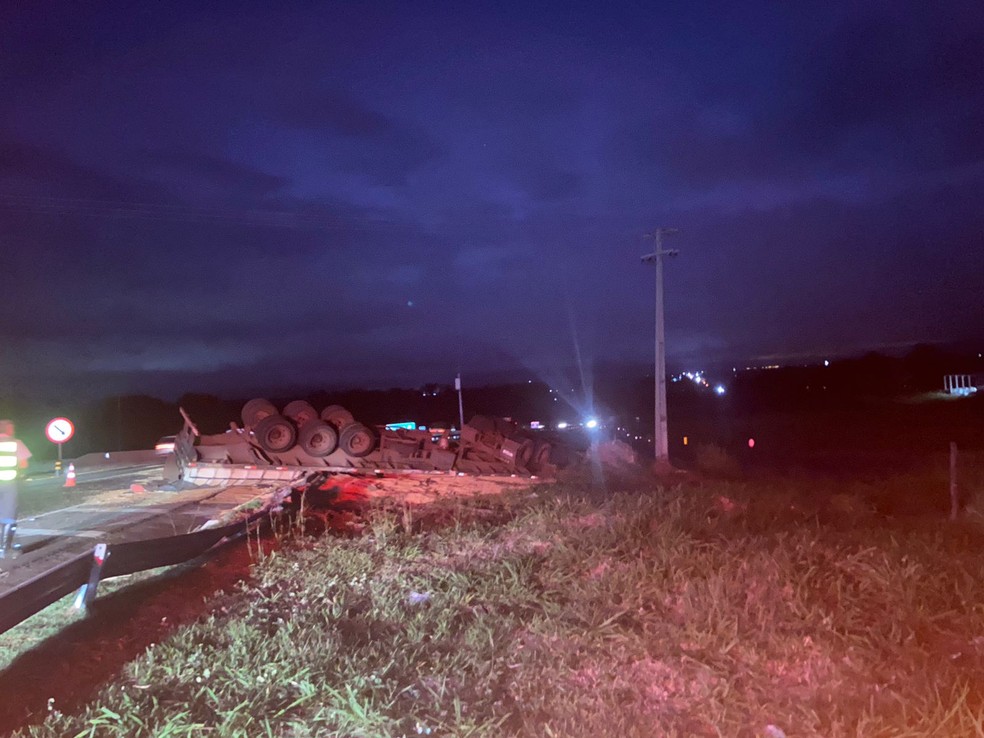 Caminhão com carga de soja tombou em Presidente Prudente (SP) — Foto: Aline Costa/TV Fronteira