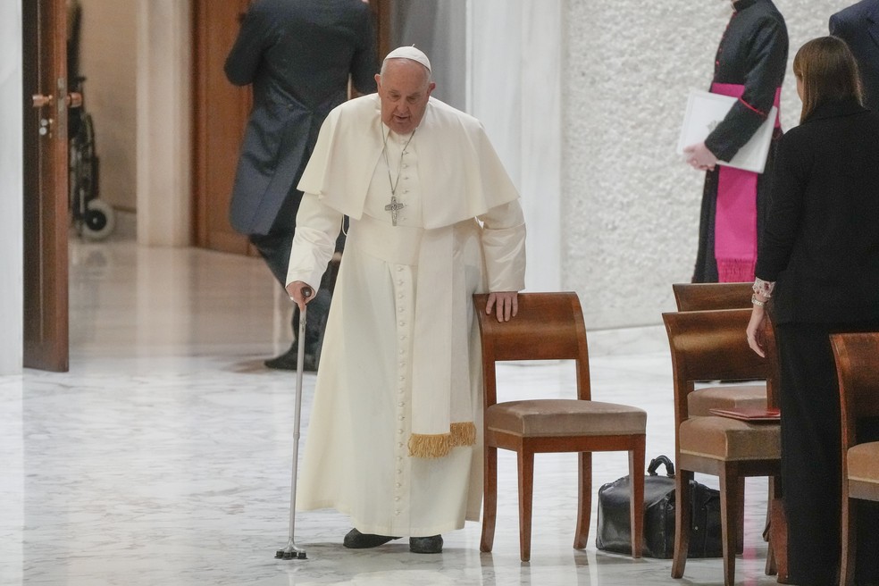 Papa Francisco é visto em evento dentro do Vaticano em 13 de dezembro de 2023 — Foto: Gregorio Borgia/AP