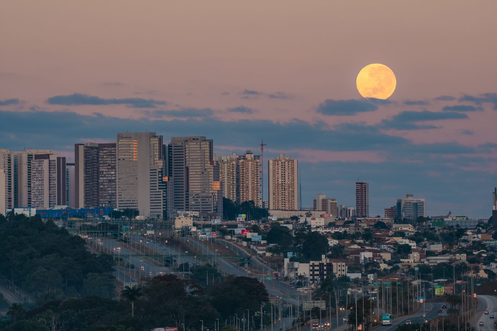 'Lua Cheia Rosa' surge entre as nuvens no DF; veja VDEO e FOTOS