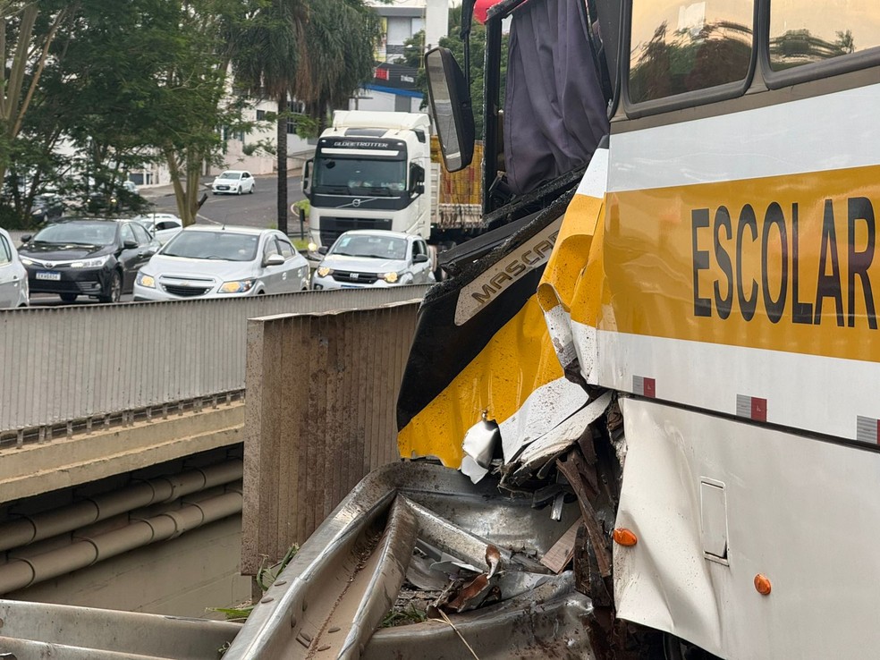 Acidente com ônibus escolar deixou feridos em Rio Preto (SP) — Foto: André Modesto/TV TEM