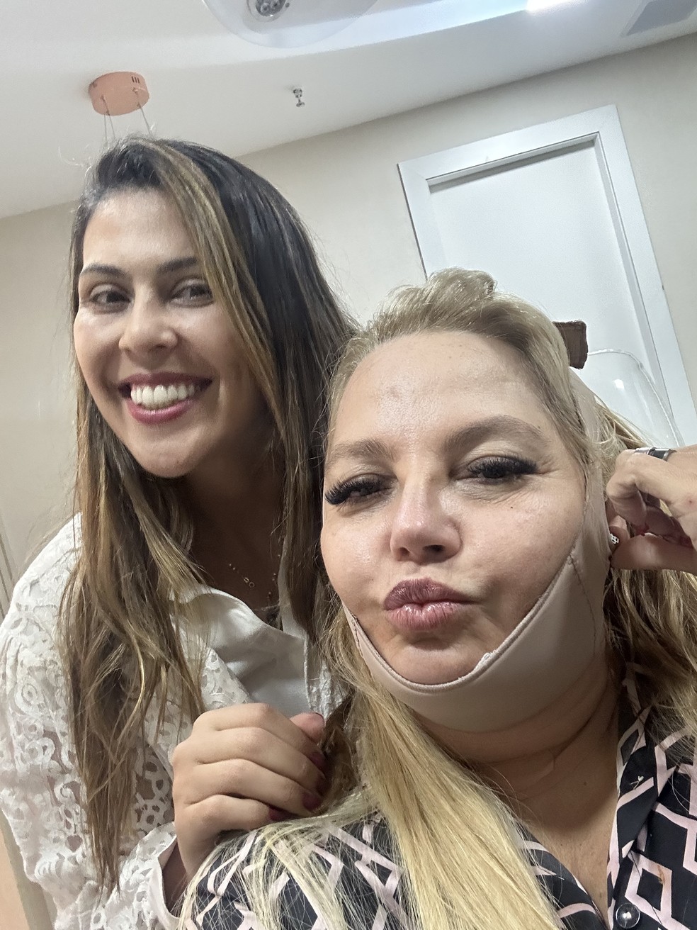 Eloah na foto com Cynthia Heckert Brito logo após a Plastimoplastia, realizada em novembro de 2024 — Foto: Reprodução/Arquivo Pessoal