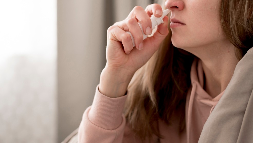 Além de remédios via oral, também podem ser prescritos os de uso tópico, para espirrar nas narinas. — Foto: Reprodução/Freepik