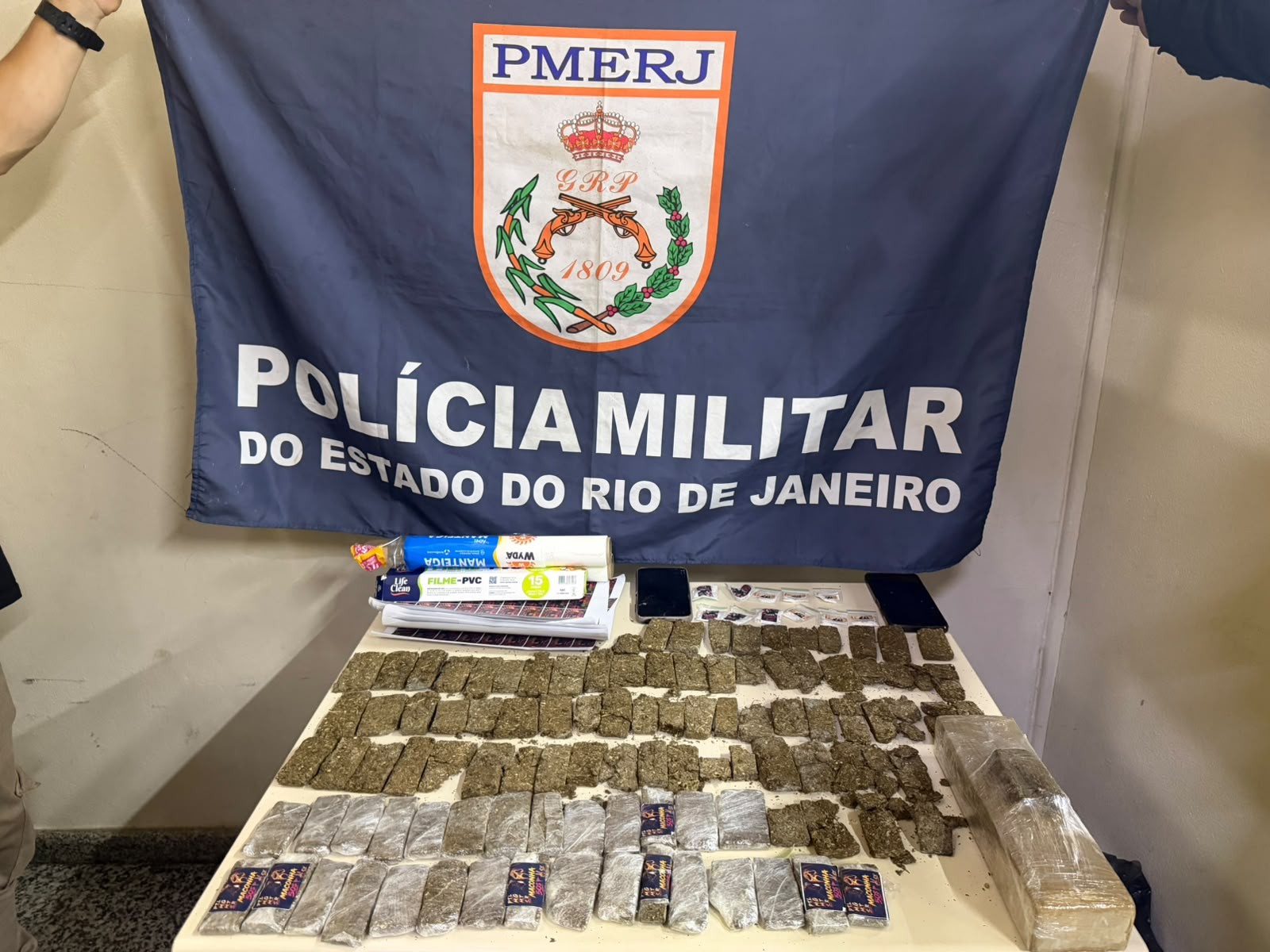 Quadrilha é presa por suspeita com drogas escondidas em área de mata em Paraty
