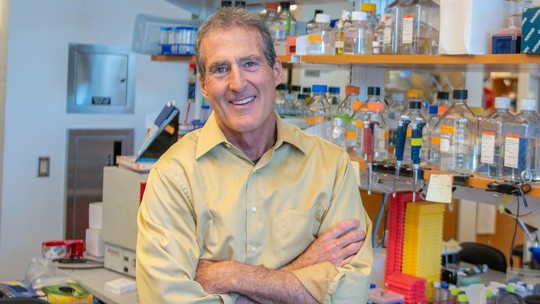 'Plano de Trump é acabar com a ciência': ganhador do Nobel faz alerta sobre futuro da pesquisa nos EUA - Craig Mello, Nobel de Medicina, critica cortes de Trump, alerta para mortes por desinformação e diz que falta de investimento ameaça avanços científicos.