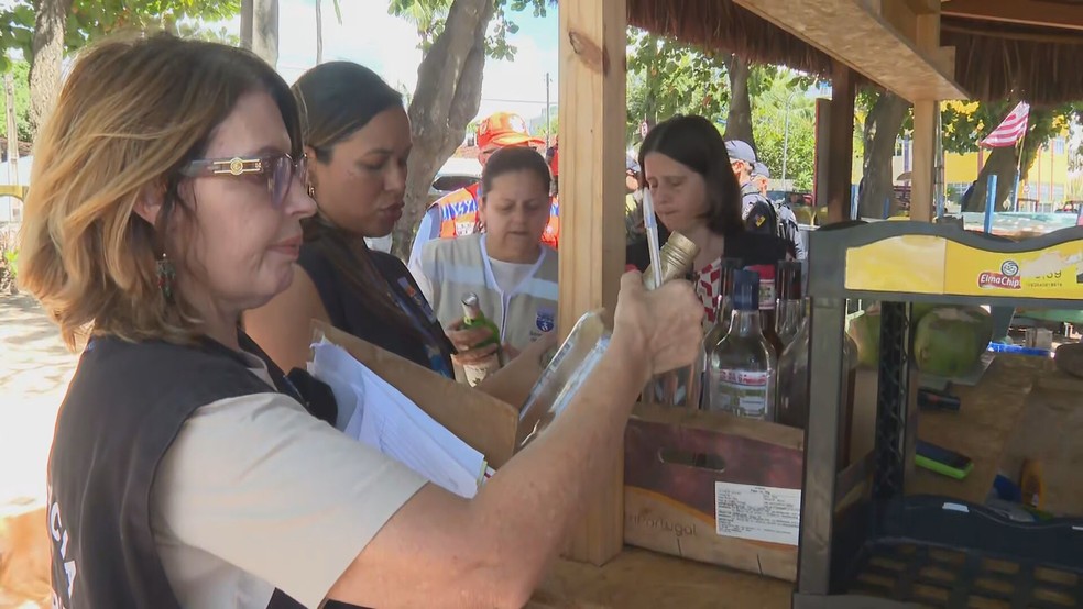Fiscalização de bebidas em Olinda, no Grande Recife — Foto: Reprodução/TV Globo
