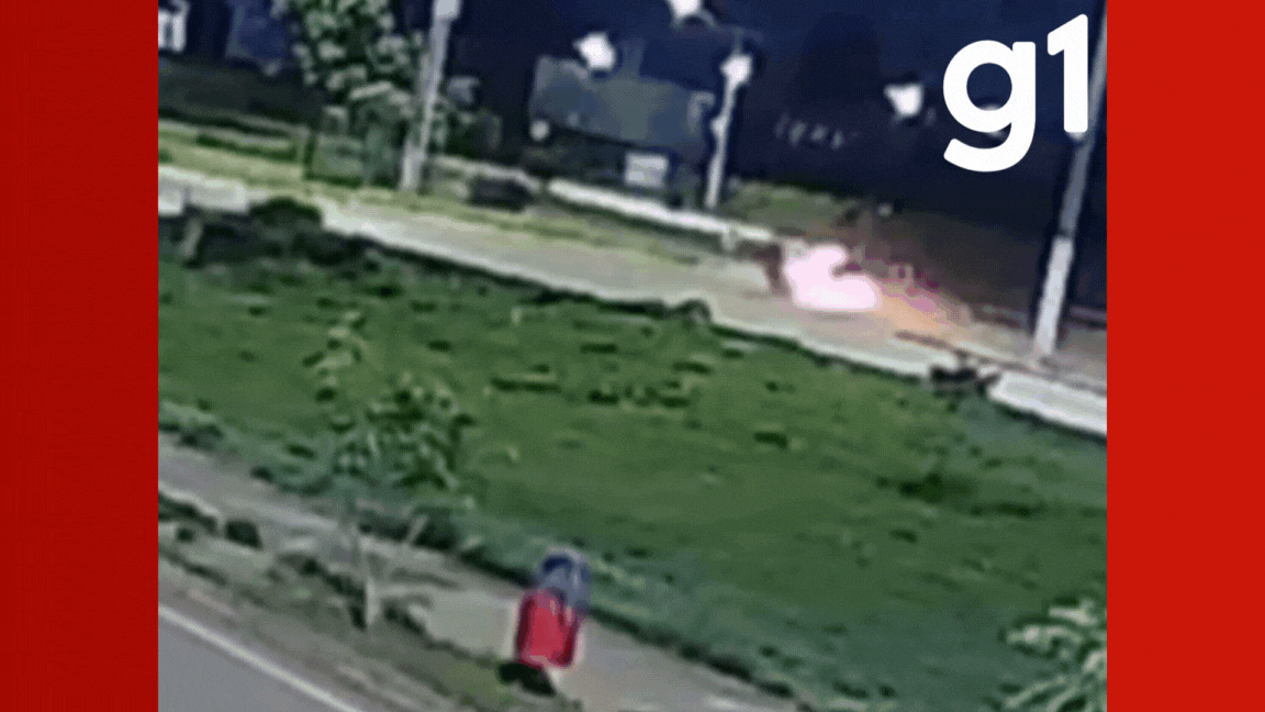 Vídeo: carro de luxo 'voa' ao subir em canteiro e capota várias vezes em rotatória de MT