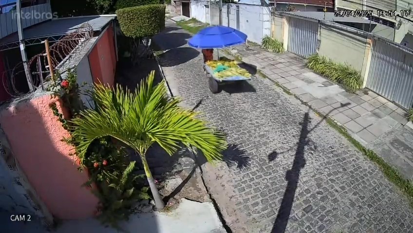 Entregador encontra bolsa com quase R$ 1 mil e usa câmeras de segurança para devolver dinheiro a vendedor de frutas: 'Me pus no lugar dele'
