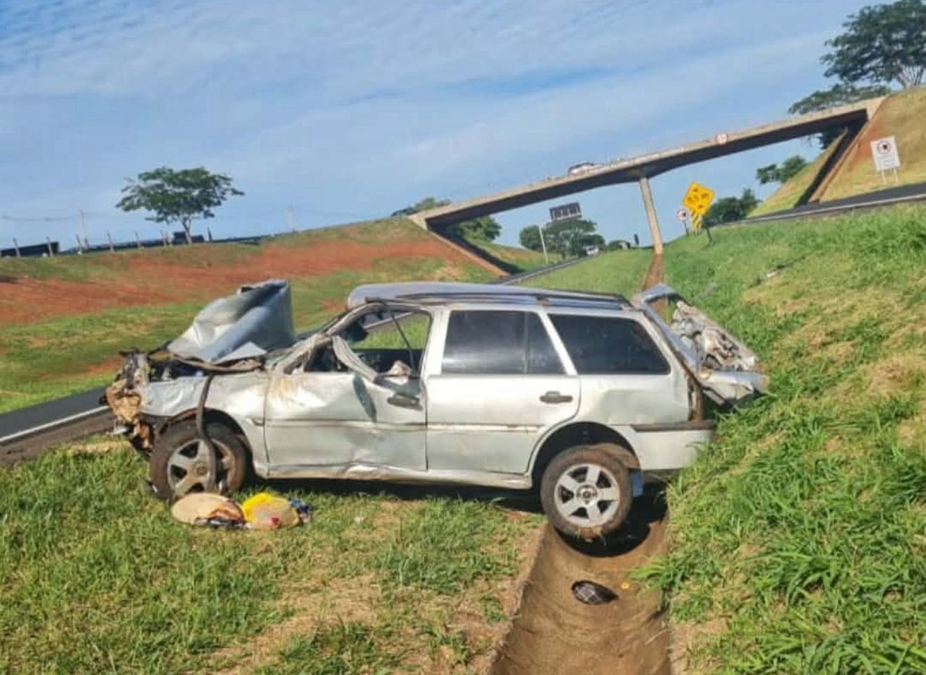 Motorista morre e passageira fica ferida após carro invadir a pista contrária e capotar em Jales