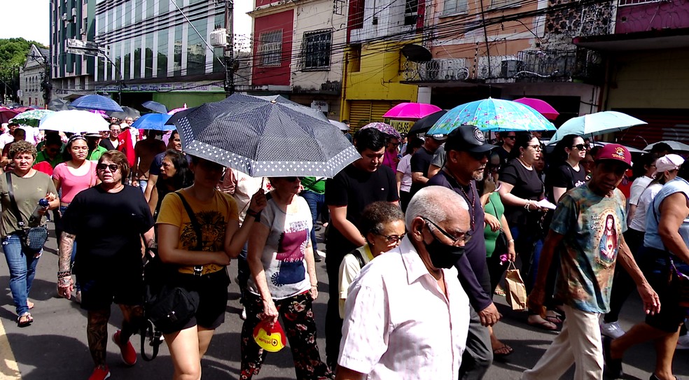 Centenas de cristãos acompanham a Via Sacra em Manaus. — Foto: Gato Jr/Rede Amazônica