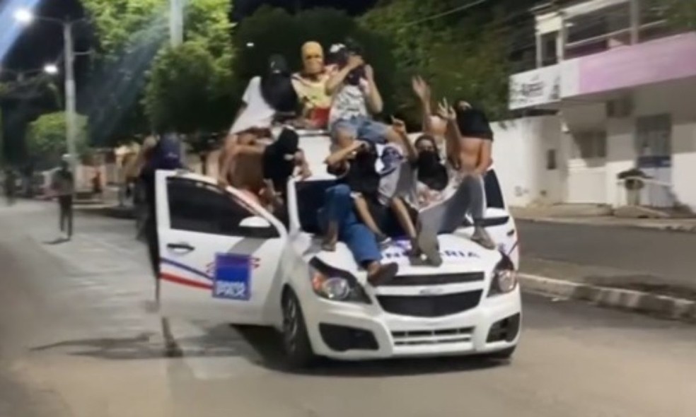Encapuzados vandalizam carros e ruas no interior da Bahia — Foto: Buritirama TV