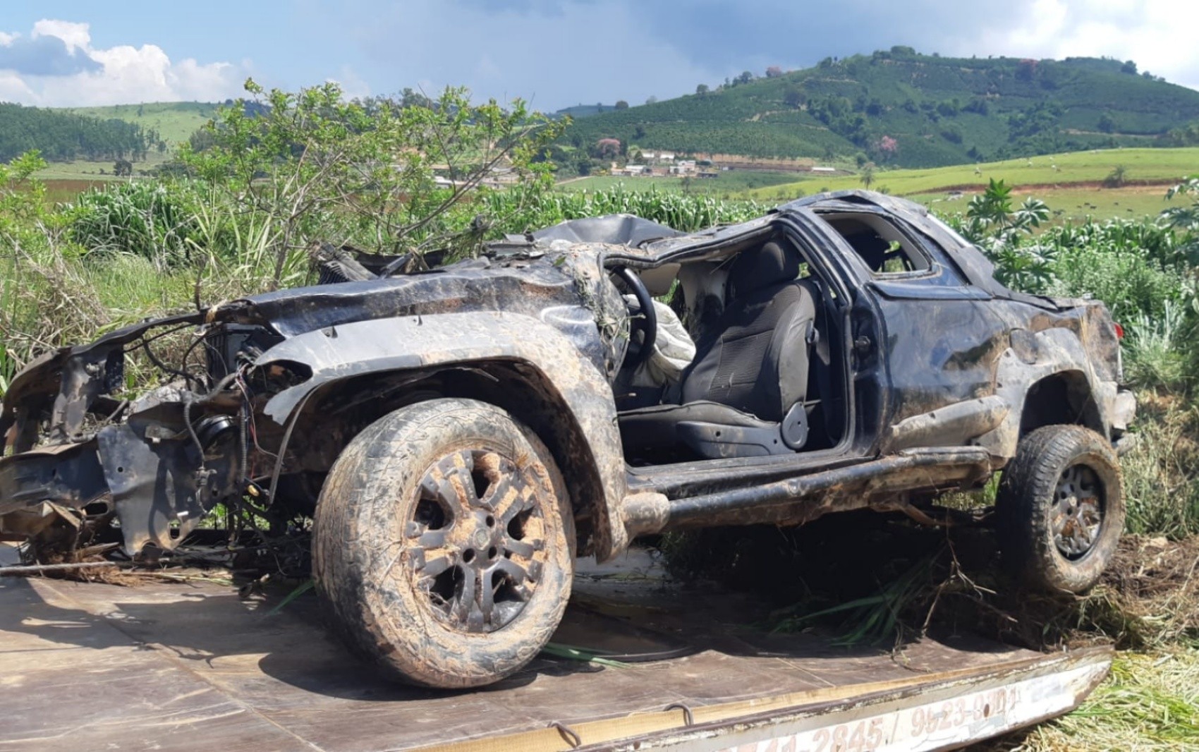 Homem morre após carro capotar e cair em córrego na BR-146, em Cabo Verde; veja mais acidentes