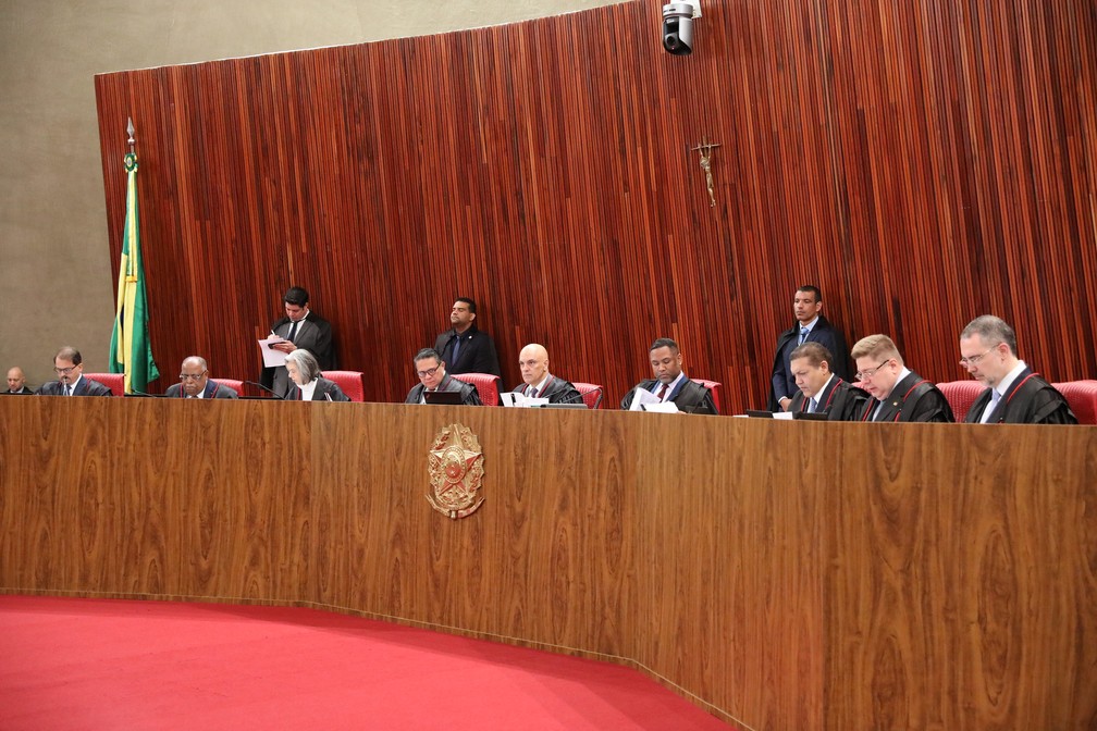 Ministros do TSE durante julgamento que pode tornar Bolsonaro inelegível nesta terça (29) — Foto: Alejandro Zambrana/Secom/TSE